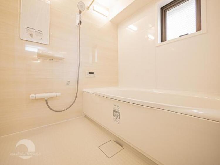 風呂 【浴室】ゆったりと寛げる広々バスで足を伸ばしてリラックス。　最新のユニットバスは設備も充実です。 