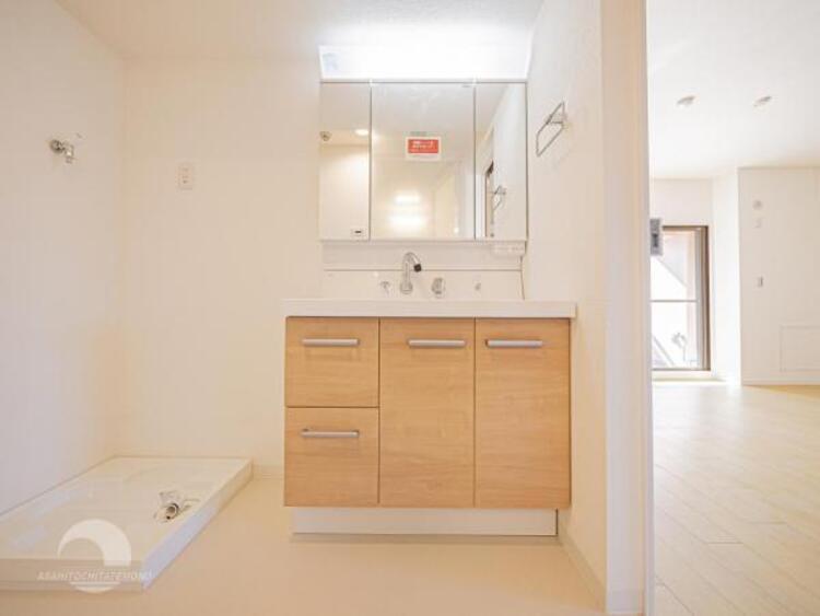 洗面 【洗面・脱衣所】使用頻度の高い場所だからこそ便利な空間に。多人数での使用も考えた便利な空間です 