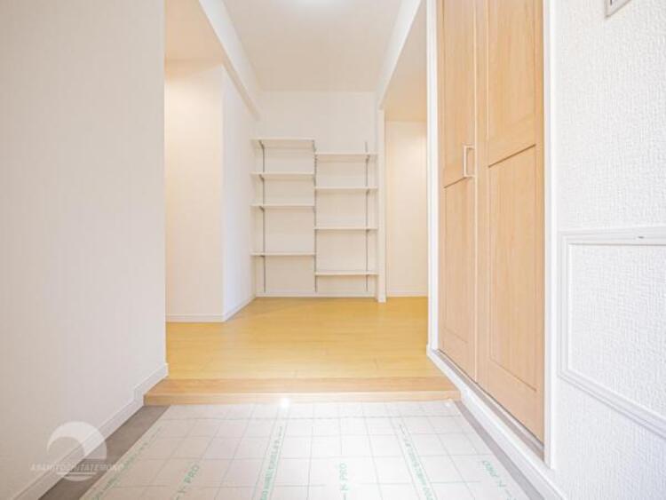 収納 【玄関】多くの人を迎えるから心地のよい空間にしたいですね。　玄関周りをスッキリとできる大容量収納