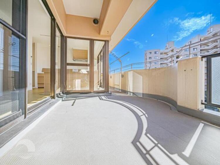 バルコニー 【バルコニー】太陽の光と爽やかな風を受けられるバルコニーです。太陽の匂いを感じられそうです！ 