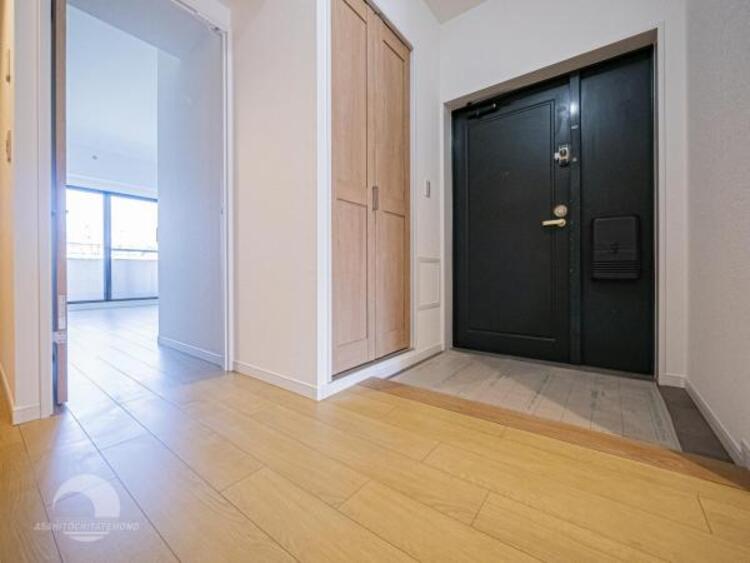 その他 【玄関】多くの人を迎えるから心地のよい空間にしたいですね。　玄関周りをスッキリとできる大容量収納 