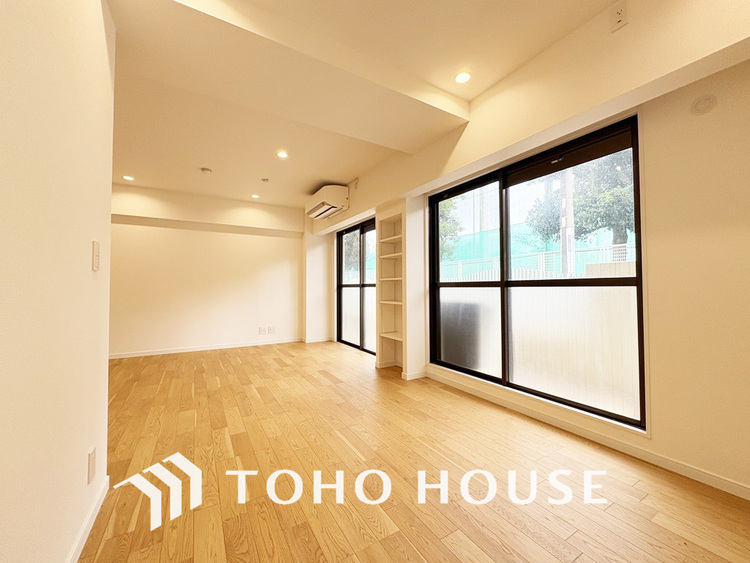 内装 大きな窓のあるリビングは自然と家族が集まる空間に