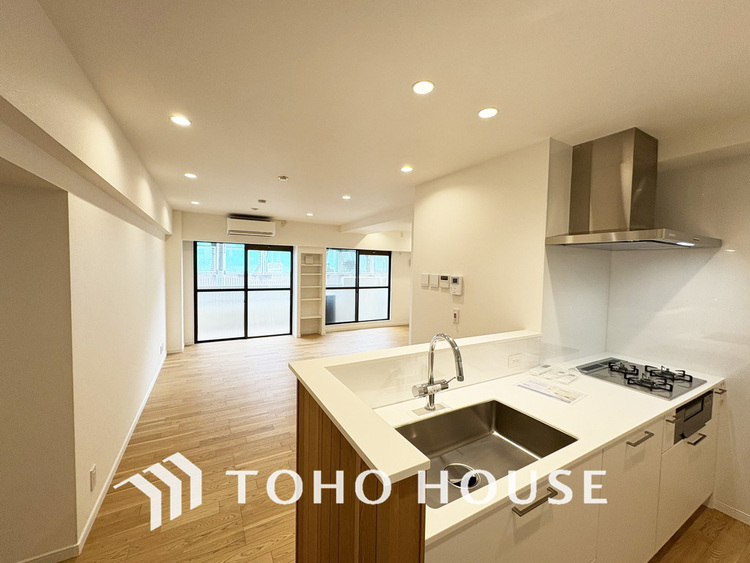 キッチン 対面キッチンからはリビング全体が見渡せてお子様がいても安心な空間