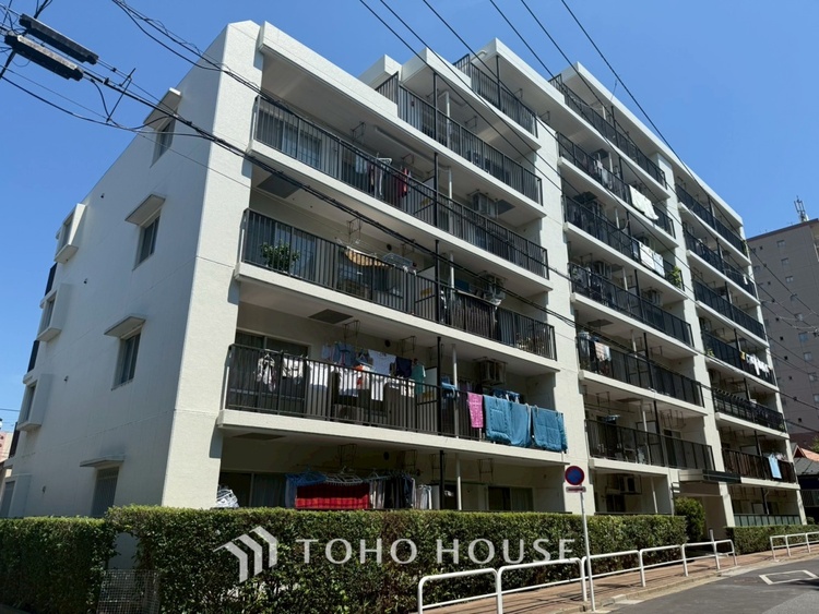 外観 ほんの少しのこだわり。ちょっとした色使いがその家がもつ雰囲気、趣（おもむき）を携え、暮らす家族や訪ねてくる友人・知人に新鮮な香りを運んできます。