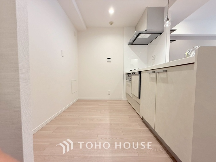 キッチン 【Kitchen】調理しながらもご家族のお顔が見れるカウンターキッチン。ついつい料理中お子様の様子が気になるもの。安心してお料理に取り組んでいただけます。会話だって自然とはずむはず。