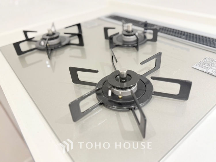 キッチン 【Kitchen】調理しながらもご家族のお顔が見れるカウンターキッチン。ついつい料理中お子様の様子が気になるもの。安心してお料理に取り組んでいただけます。会話だって自然とはずむはず。