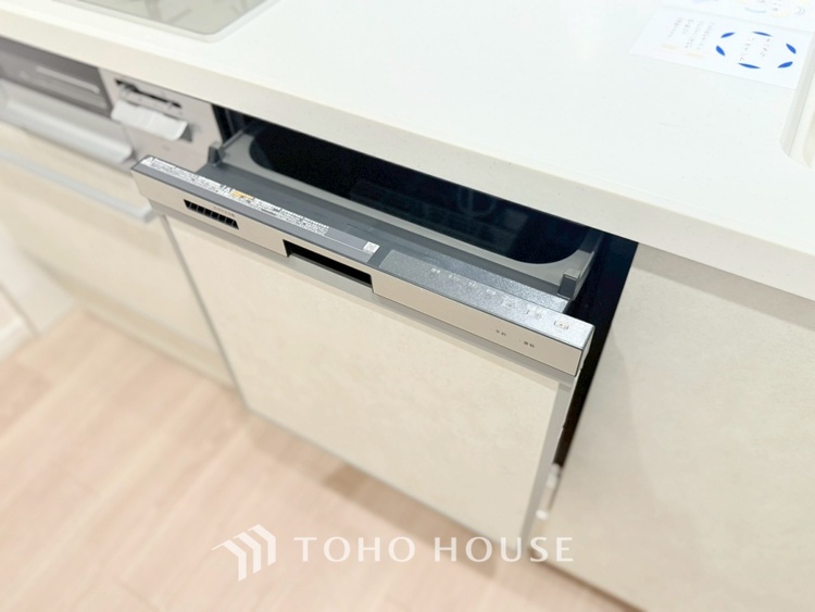 キッチン 【Kitchen】調理しながらもご家族のお顔が見れるカウンターキッチン。ついつい料理中お子様の様子が気になるもの。安心してお料理に取り組んでいただけます。会話だって自然とはずむはず。