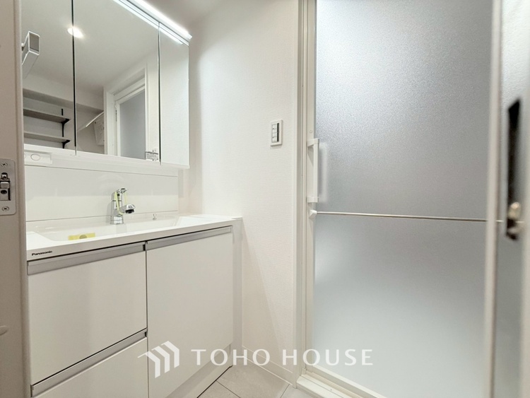 洗面 清潔感あふれる洗面化粧台で、毎日の身支度を快適にサポートします。