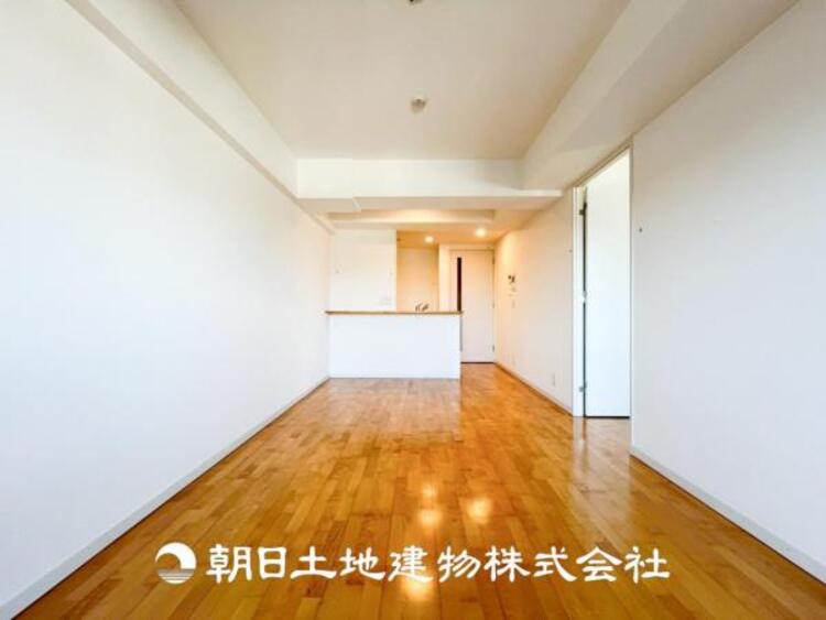 居間 【リビング】1日の中で最も長い時間を過ごすことになるリビングだからこそ、いつも笑顔があふれる空間であるように。広々とした空間から幸せな未来を。1日の中で最も長い時間を過ごすリビングは、笑顔があふれる空間です。広々とした空間から幸せな未来を。