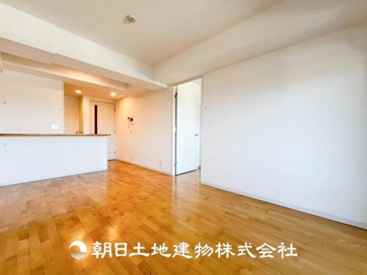 居間 【リビング】開放的で明るい空間が広がるLDK。リビングには暖かな太陽が降り注ぎ、爽やかな住空間です。お友達を呼んでお茶をしたり、一緒に料理を楽しみながら楽しい時間を。