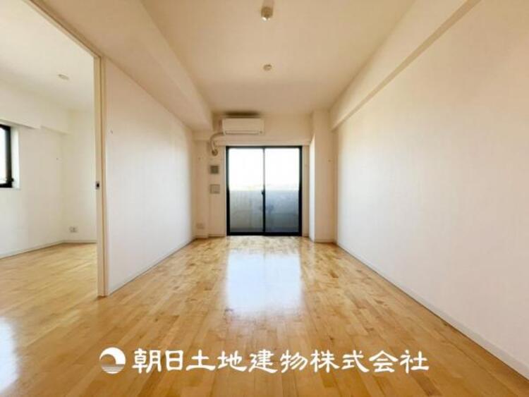 居間 【ダイニング】温かい色合いのフローリングと清々しい爽やかなクロスが明るい空間を創り出しているダイニングキッチン。ゆっくりと過ごす空間に相応しく、ここで楽しむ時間が家族や友人との絆をより深めてくれそうです。