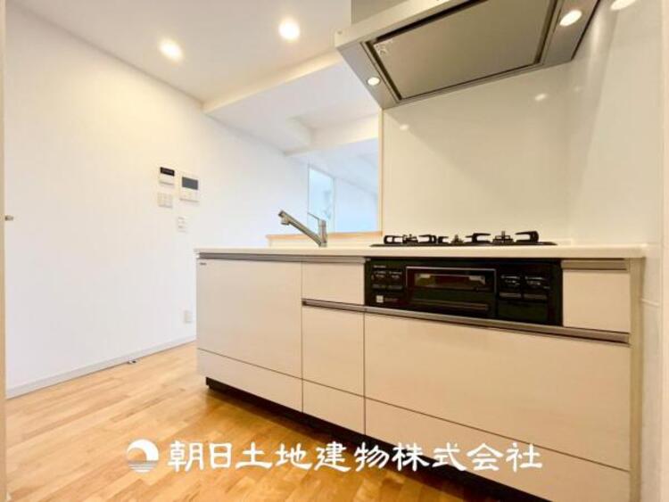 キッチン 【キッチン】仲良しなご夫婦、お子様、みんなでお料理ができる程の贅沢なスペースを実現したキッチンとなっております。みんなで作った料理を召し上がりながらの会話は盛り上がること間違いなしです。