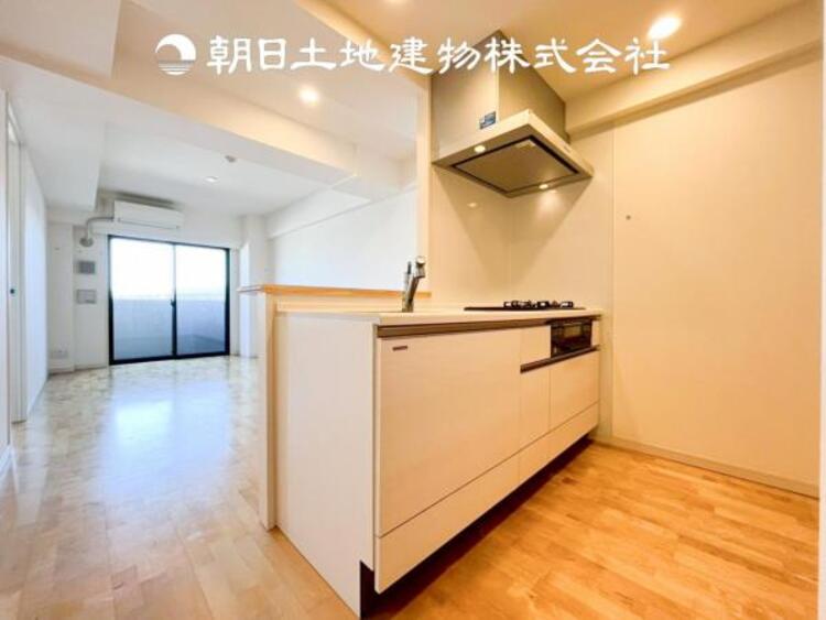 キッチン 【キッチン】日々の生活における家事の動線やリビングとの往来のしやすさに配慮し、お食事の準備や後片付けなどの家事を少しでも楽にするキッチンスペースを目指しました。毎日使う場所だからこそ。ストレスなく使えて、居心地が良くないといけないと思います。