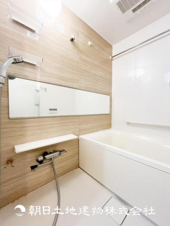 風呂 【浴室】上品な色合いが魅力のバスルームは、ほっと落ち着く空間を作り出しています。広々とした浴槽で体を癒やしながら、疲れを取り除けるような仕様です。お子様と一緒に楽しく入るのもいいですね。