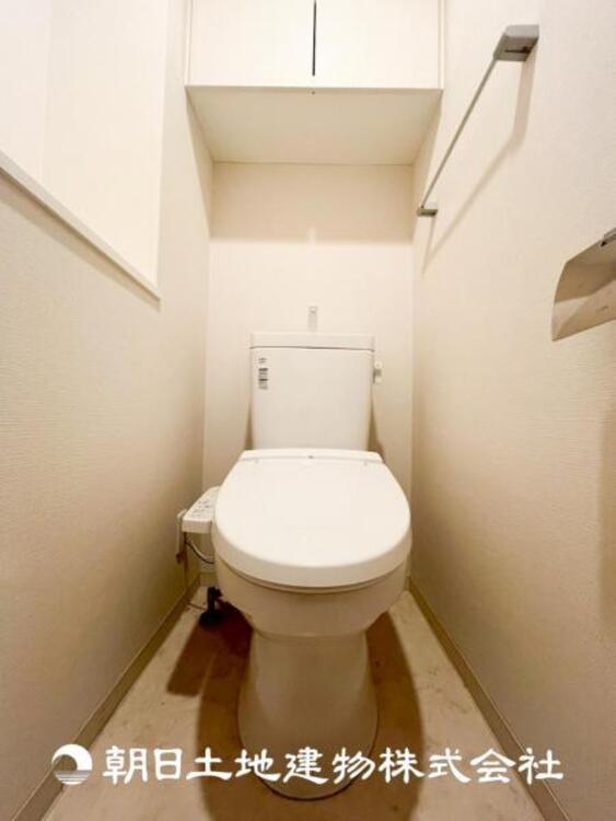 トイレ 【トイレ】家族みんなが毎日使う場所だから。お掃除がしやすい方はいい。いつまでも清潔な空間を保てるように、汚れをふき取り易いフロアと壁紙をチョイス致しました。洗浄便座になっておりますので、とても清潔にご使用いただけます。