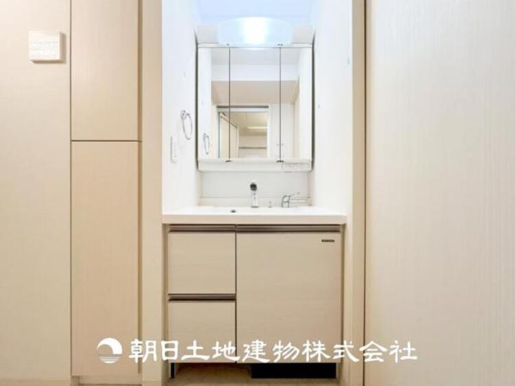 洗面 【洗面化粧台】慌ただしい1日が始まり、充実した1日の終わりを締めくくる洗面所。快適に過ごせることはもちろん、収納や機能性を兼ね備えた洗面化粧台です。快適に過ごせることはもちろん、収納や機能性を兼ね備えた洗面化粧台です。