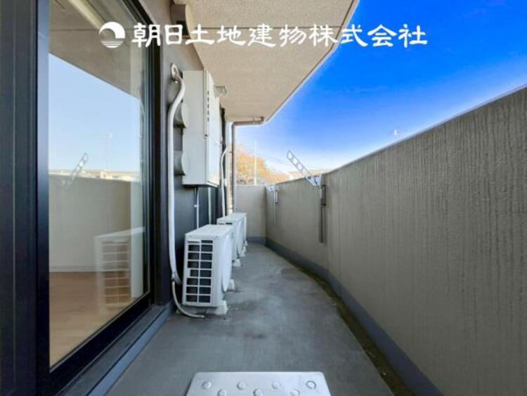 バルコニー 【バルコニー】温かい太陽を感じる事ができるのは、目の前に遮るものが無いから。彼方に広がる風景が絵画のように広がります。