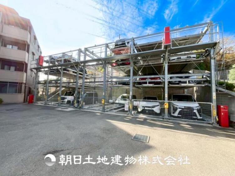 駐車場 【駐車場】ゆったりとした駐車スペースを確保いたしましたので、大きめのお車でも駐車可能です。自転車やバイクなど、ゆとりのある敷地で置き場所に困ることはないでしょう。