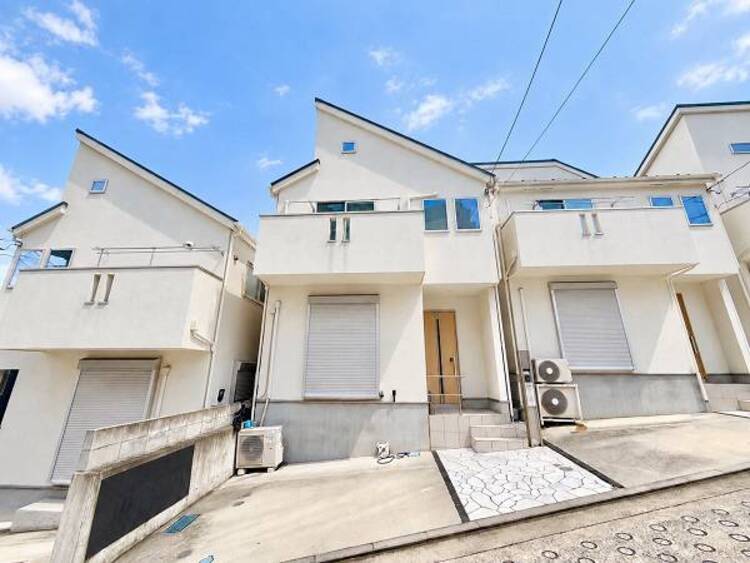 外観 窓からたっぷりと陽光が注がれる明るい住まい。 ご家族の成長に合わせてお住まい頂ける仕様の間取り。日々の疲れを癒してくれる主寝室。お子様も自分のお部屋でお勉強など出来るお部屋のご用意もございます。