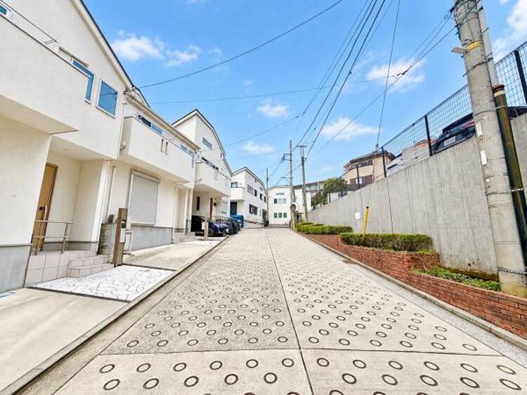 外観 毎日のお車の出し入れもストレスなく行えます。