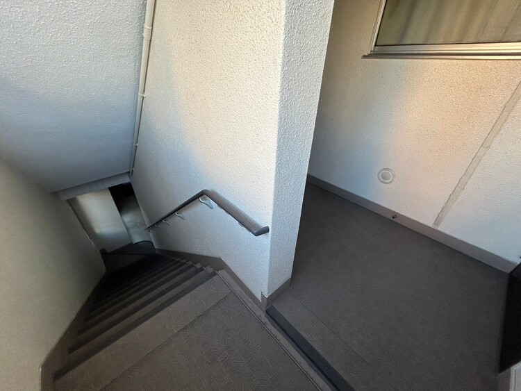 その他 共用部の階段です。明るく清潔に管理されています。