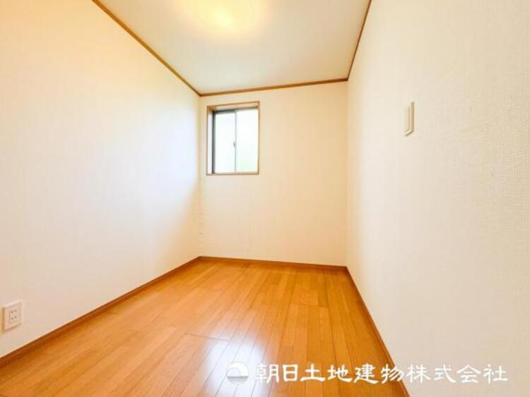 内装 【洋室】大切な家族一人ひとりの大切な個別空間。趣味・感性で個性的に飾って頂けるようシンプルに仕上げてあります。