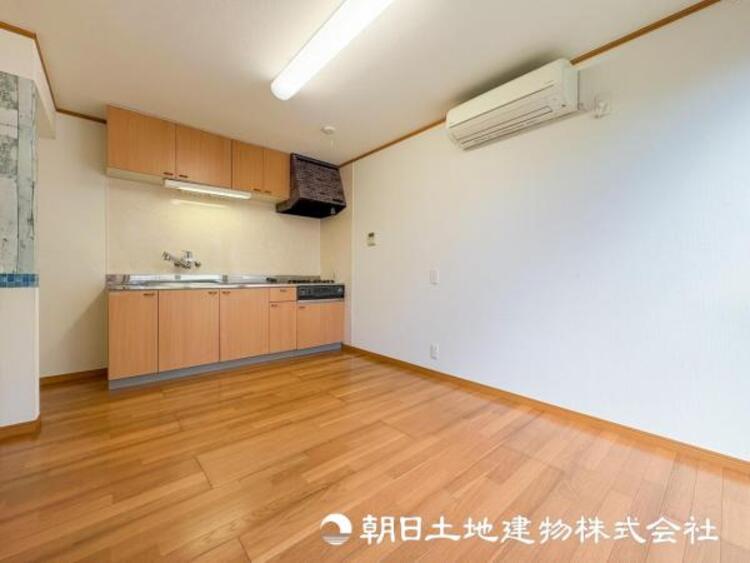 居間 【リビング】リビングにはみんなが集い食事や楽しい会話でついつい時を忘れてしまう。そんな束の間の幸せを感じさせてくれる場所