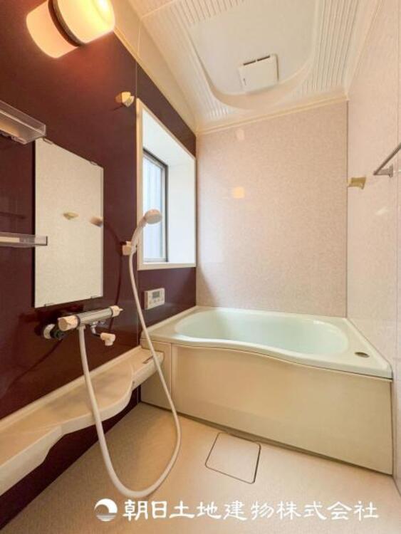 風呂 【浴室】快適な使い心地とゆとりある空間が1日の疲れを解きほぐすバスルーム。空間も浴槽もゆったりのびのび使えます