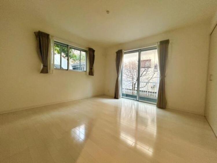 内装 大きな窓からたっぷりと陽光が注がれる明るい空間。一日の疲れをいやしてくれる主寝室。（2025.1.24撮影）