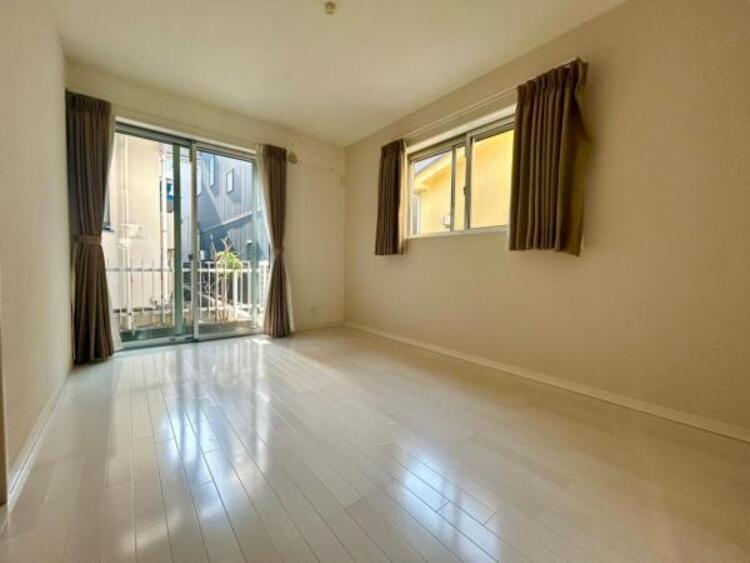 内装 窓からたっぷりと陽光が注がれる、明るく快適なプライベート空間となっています。（2025.1.24撮影）