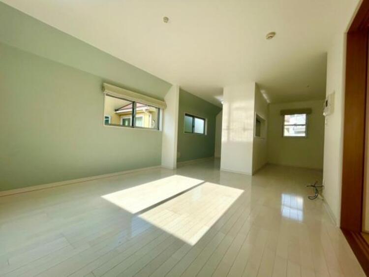 居間 ゆったり１８帖の広々リビング。明るさと風が入る窓配置が安らげる空間を演出します。（2025.1.24撮影）