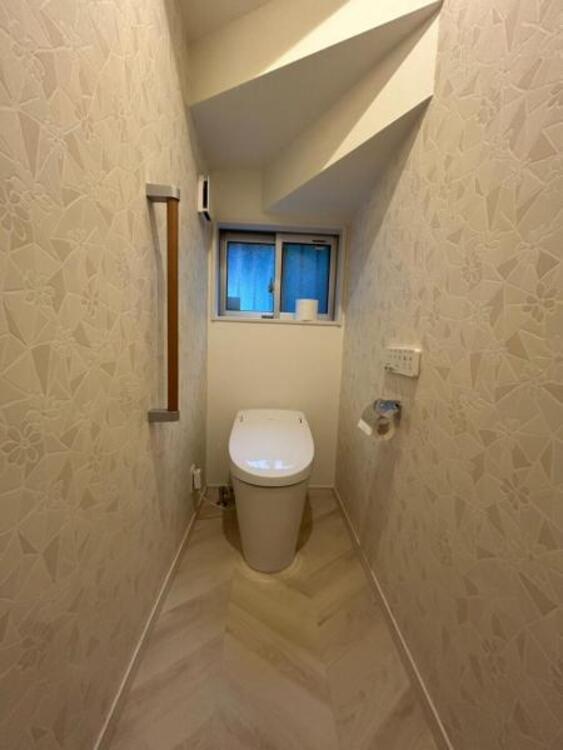 トイレ 換気と明るさに配慮した、清潔感のあふれるトイレです。落ち着いた空間で安らぎのひとときをお過ごしいただけます。（2025.1.5撮影）