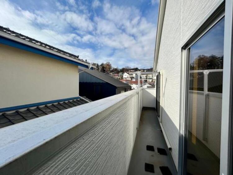 バルコニー 陽の光に照らされるバルコニーを、爽やかな涼風が吹き抜けていきます。（2025.1.5撮影）