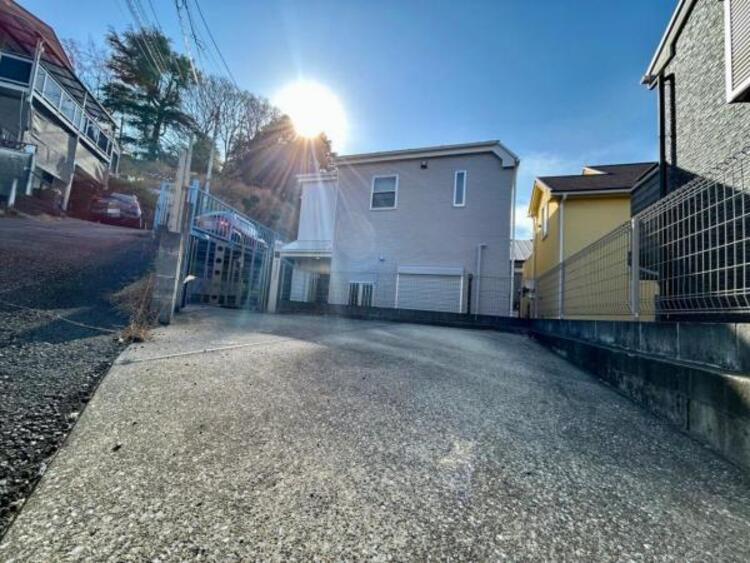 駐車場 ご両親や友人・知人が訪ねてきても大丈夫。駐車スペース２台分を確保してあります。（2025.1.5撮影）