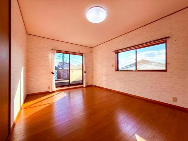 内装 穏やかな寛ぎあじわえるお部屋では有意義な時間がつくれます！大きな窓からと陽光が注がれる明るい空間！光もアクセントの一つとして。一人時間も充実したものにできるプライベートルームは日々を豊かにします！！