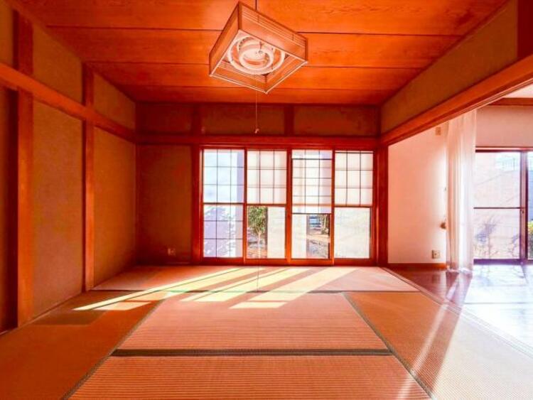 内装 【隣接した和室】お昼寝スペース、洗濯物をたたむスペースなどにも使え、来客時の客間としても適しています。小さなお子様がいるご家庭は床面が柔らかいので遊び部屋として安心できます。