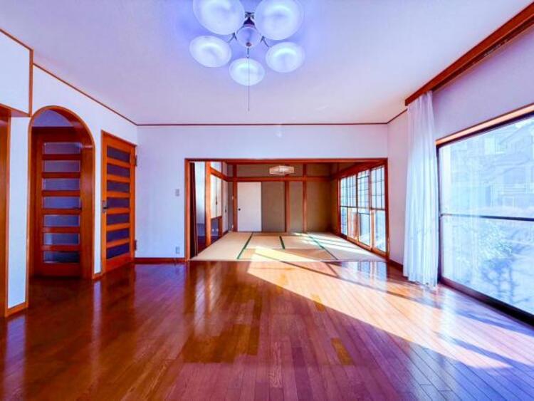 居間 家族の会話や笑顔が行き交うリビングで、子供を走り回らせたい。ダイニングテーブルでゆったり食事を堪能。光と風が溢れる開放的なリビングダイニングには、くつろぎの空間を生み自然と家族みんなが集まってきます