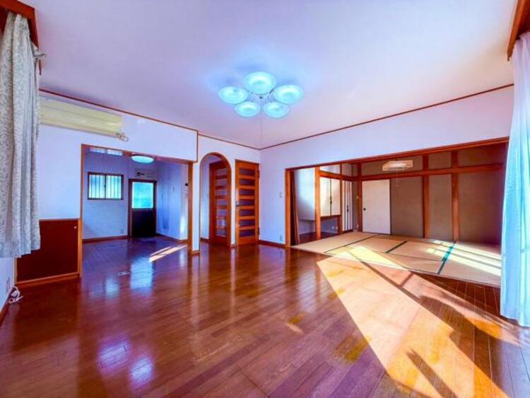 居間 お天気が晴れの日は照明をつけなくても充分明るいリビングです！どこか落ち着きのある広々とした内装です！皆で過ごす空間が、目に浮かんでくる様な優しいリビングダイニングです！くつろいだり楽しい時間を是非！