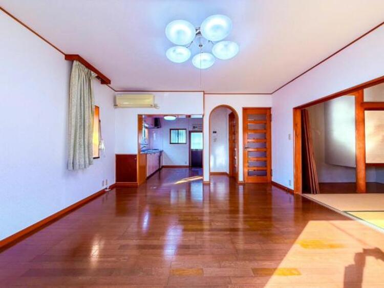 居間 リビングにあふれる採光と心地よい風のつどう調和された空間！！生活を彩る充実した日々が過ごせそうです。家族の滞在期間が長くなることを予測して、設計士が思いと工夫をこらした自慢のリビングダイニング！！！