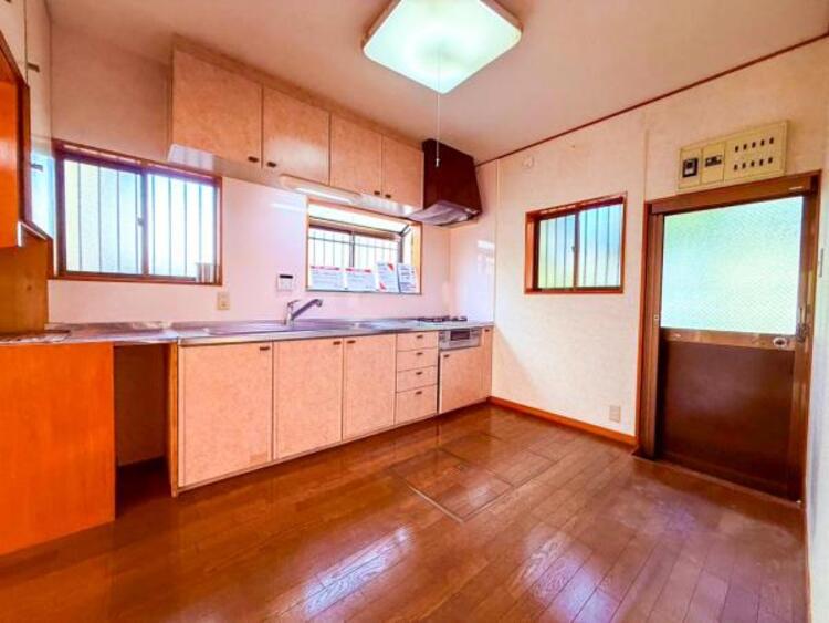 キッチン 【キッチン】リビングダイニングが見渡せるカウンターキッチン！　お料理をする人も開放感が心地いいです。