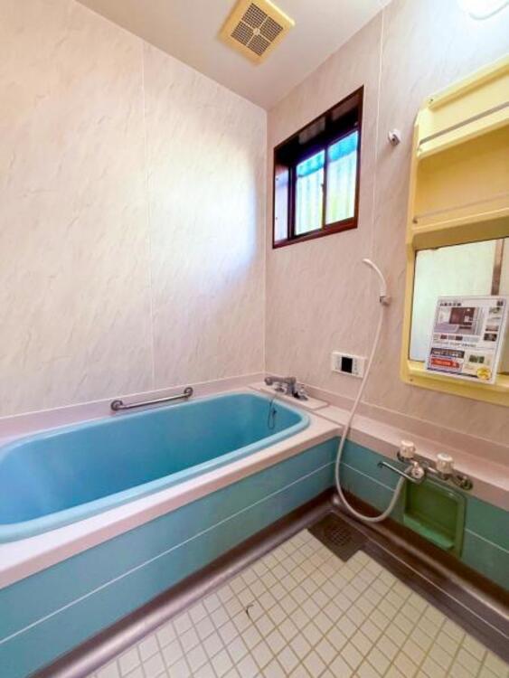 風呂 【浴室】ゆったりと寛げる広々バスで足を伸ばしてリラックス。　最新のユニットバスは設備も充実です。
