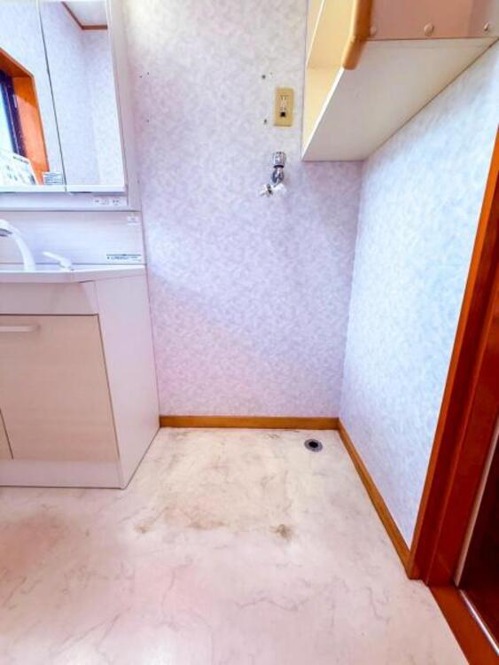 洗面 【洗面・脱衣所】ストレスフリーな広いランドリースペース。大きな洗濯機乾燥機もしっかりとおけます。