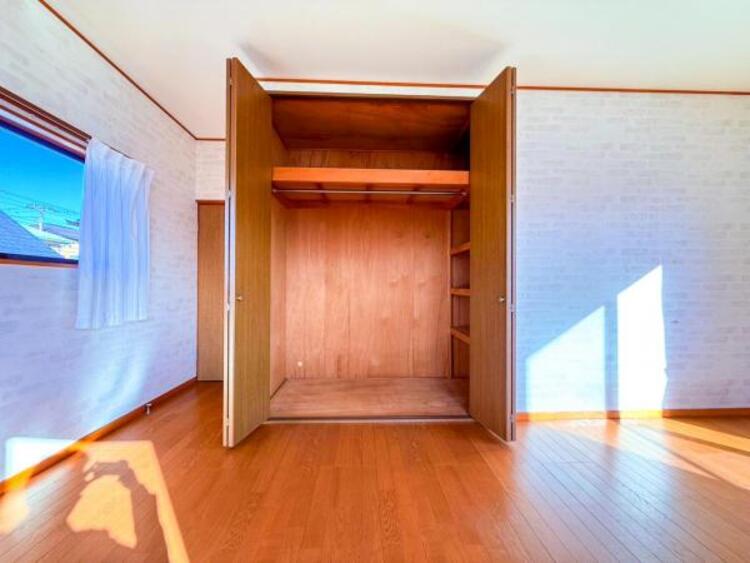 収納 【収納】適材適所に設けた収納は、奥行きもあり多くの物の収納が可能です。扉を閉めるとパッと隠すことができるので、いつでも室内が整理整頓でき気持ちのいい空間として使えます!