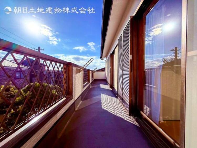 バルコニー 【バルコニー】太陽の光と爽やかな風でお洗濯物は気持ちいいです。