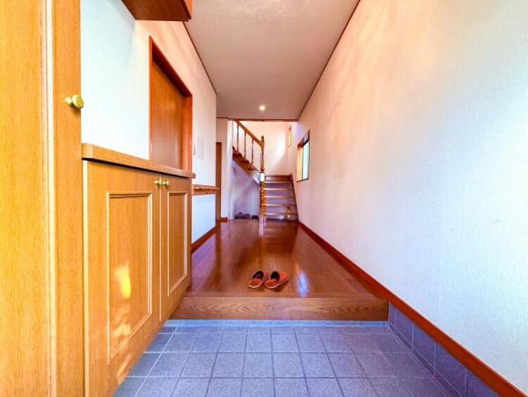その他 【玄関】お出かけの際に小さなお子様のいるご家庭でもゆったりと靴を履かせて上げることができます。大きな荷物や抱っこしながらでもスムーズに出入り可能なストレスの少ない玄関です。