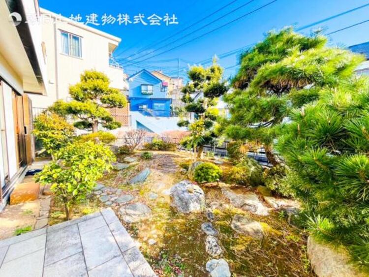 その他 【庭】庭先はとても広くお好きな食物を家庭菜園できたり、ガーデニングでキレイな演出もできます。小さなお子様がいらっしゃるご家庭はプールなどの水遊びも楽しみの一つですね。