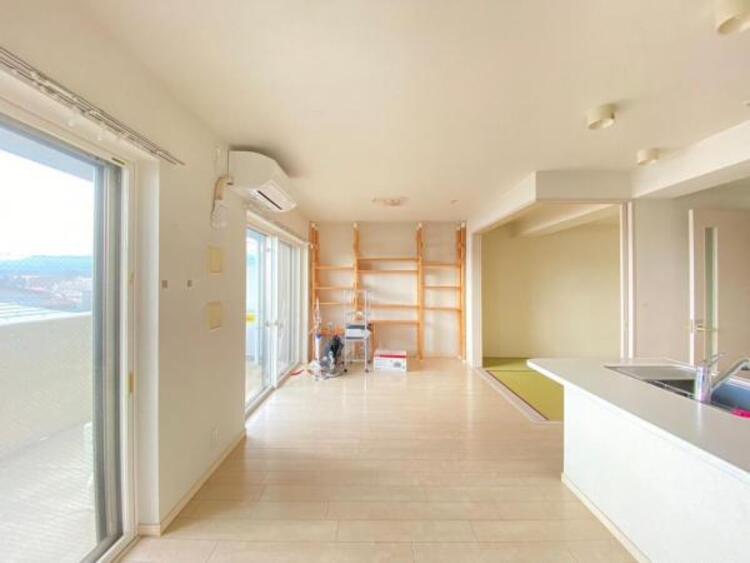 居間 仲間を呼び寄せる風通しの良い家。光と風が通るお部屋で充実した毎日をお過ごしください。(2025.1.27撮影)。