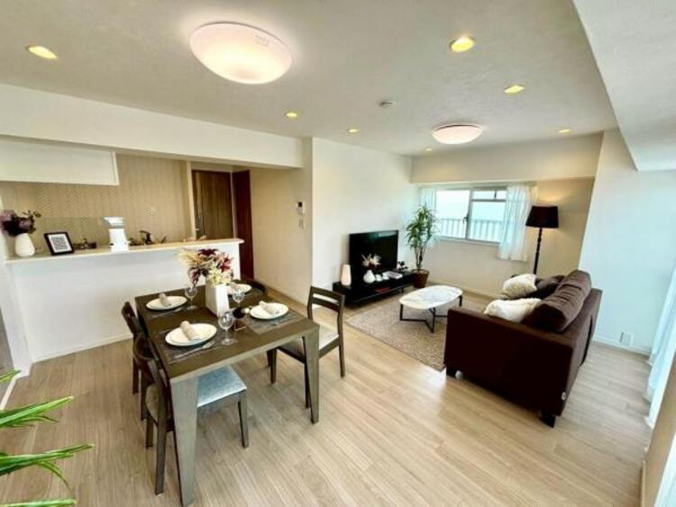 居間 お気に入りのソファで一日ゆったりとくつろぐ時間を最優先にする。寝る前のひととき、柔らかな光の下で画集を開きながら静かなときを過ごしたい。そんな自分スタイルをかなえられる空間です。