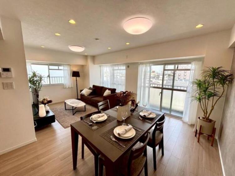 居間 話に夢中になりすぎて、ついつい時間を忘れてしまう。そんな束の間の幸せを感じさせてくれる場所です。