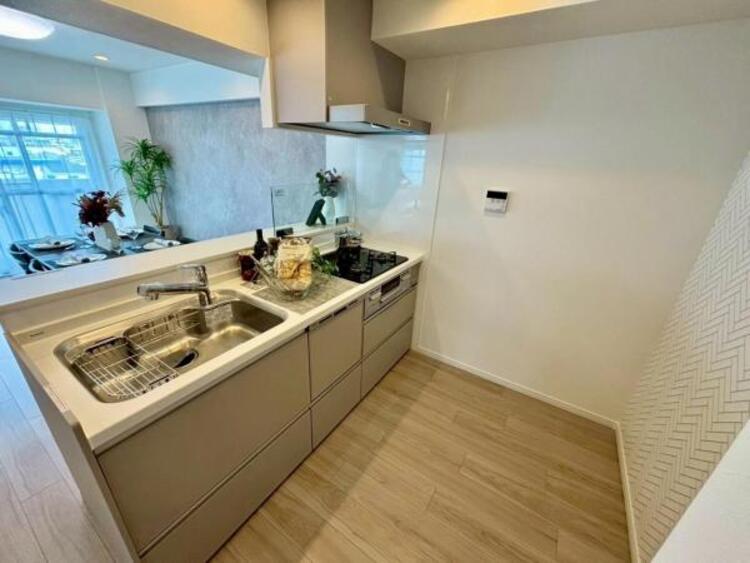 キッチン 使いやすくスタイリッシュなキッチン空間には、奥様の視点が存分に活かされています。ご家族と顔を合わせながら調理できるカウンタータイプのキッチンは開放的な雰囲気を創ります。